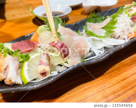 新鮮な鶏肉の刺身。鶏ハツの刺身のクローズアップ。 新鮮な鶏肉の刺身。鶏ハツの刺身のクローズアップ。 135545658