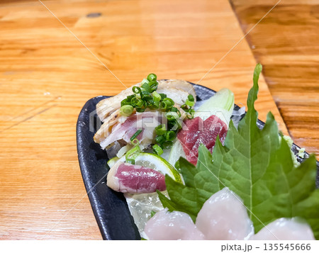 新鮮な鶏肉の刺身。鶏もも肉、ハツ、砂肝など。 新鮮な鶏肉の刺身。鶏もも肉、ハツ、砂肝など。 135545666