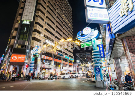 台湾　高雄最大の観光夜市　六合夜市の入口ゲート 135545669