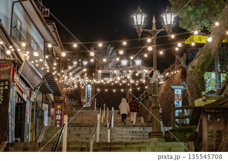 冬の伊香保温泉　石段街の風景 135545708