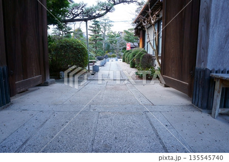 お寺の境内の石畳 如意山宝珠院 お寺の境内の石畳 如意山宝珠院 135545740