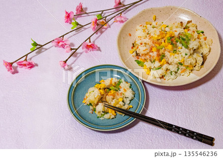 桃の花とちらし寿司　ひな祭りのイメージ 135546236