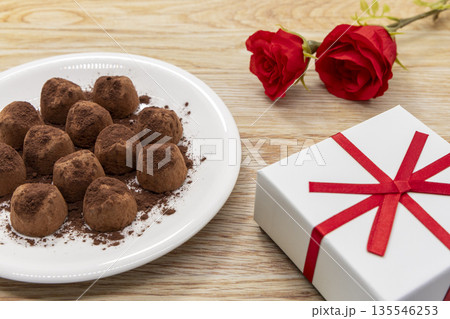 トリュフチョコとバラとプレゼント トリュフチョコとバラとプレゼント 135546253