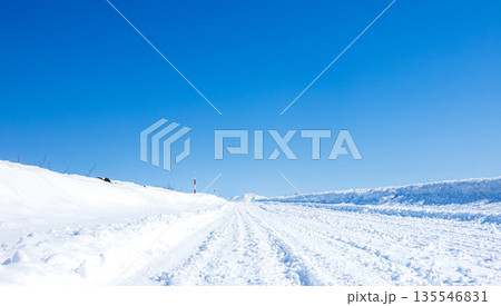 青空と圧雪された北海道の冬道のシンプルな風景 135546831