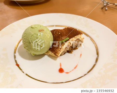 ピスタチオアイスクリームとティラミスのデザートプレート。 135546932
