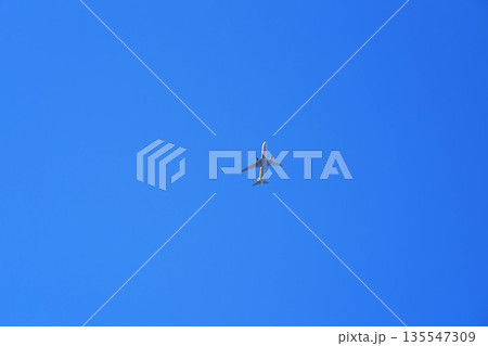 青空を飛ぶ旅客機 135547309