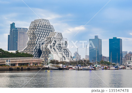 台湾　高雄ベイエリア　朝景 135547478