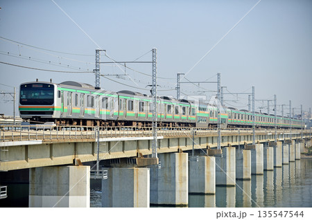 東海道本線　茅ヶ崎－平塚　JR東日本　E231系1000番台　K-26編成（国府津） 135547544