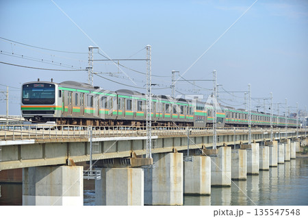 東海道本線　茅ヶ崎－平塚　JR東日本　E231系1000番台　K-27編成（国府津） 135547548