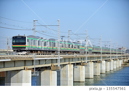 東海道本線　茅ヶ崎－平塚　JR東日本　E231系1000番台　K-07編成（国府津） 135547561