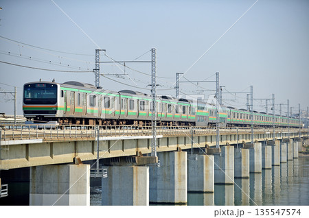 東海道本線　茅ヶ崎－平塚　JR東日本　E231系1000番台　U585編成（小山） 135547574