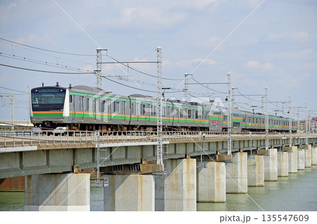 東海道本線　茅ヶ崎－平塚　JR東日本　E233系3000番台　E-06編成（国府津） 135547609