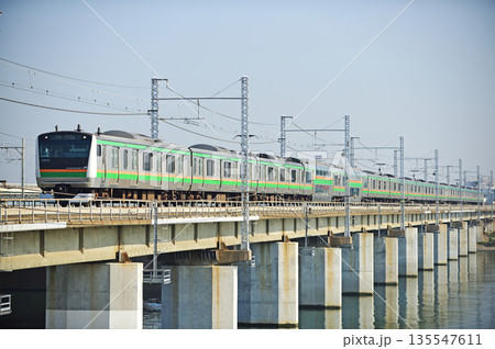 東海道本線　茅ヶ崎－平塚　JR東日本　E233系3000番台　E-13編成（国府津） 135547611