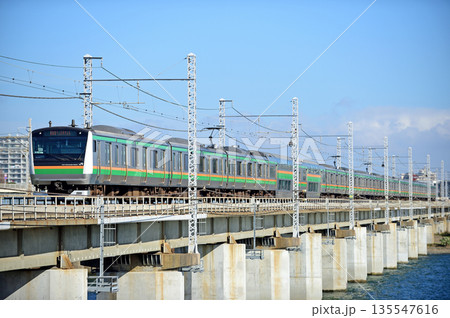 東海道本線　茅ヶ崎－平塚　JR東日本　E233系3000番台　E-02編成（国府津） 135547616