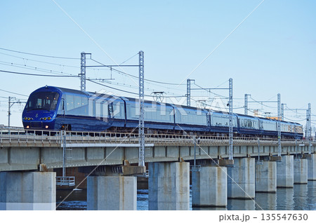 東海道本線　茅ヶ崎－平塚　伊豆急　2100系　R-5編成　ロイヤルエクスプレス 135547630