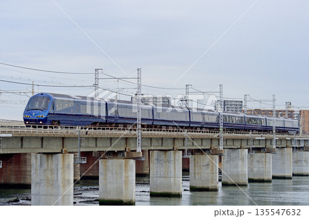 東海道本線　茅ヶ崎－平塚　伊豆急　2100系　R-5編成　ロイヤルエクスプレス 135547632