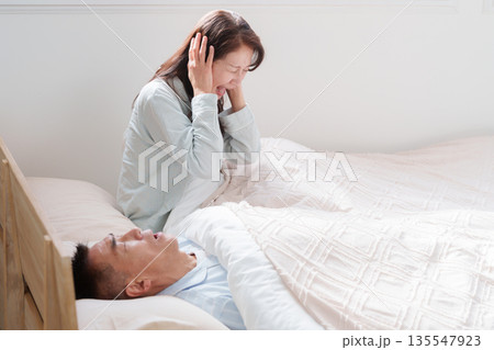 いびきや歯ぎしりがうるさいシニア男性 135547923