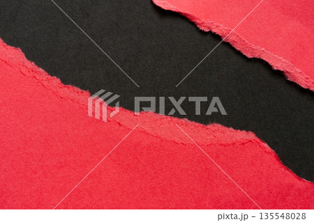 破れた赤色の画用紙 135548028