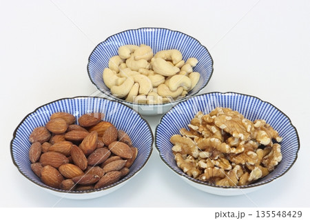 ナッツ3種（アーモンド・カシューナッツ・クルミ） 135548429