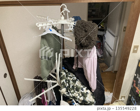 和室の入り口付近に設置した室内物干しと洗濯物。 135549228