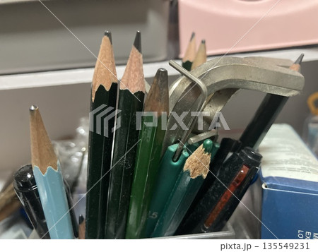 ペン立てに入った作業道具や筆記用具のクローズアップ 135549231