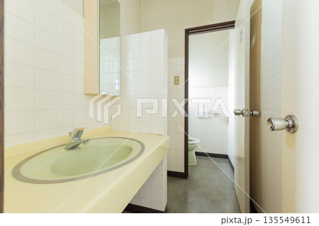 古い空き物件の内観 135549611