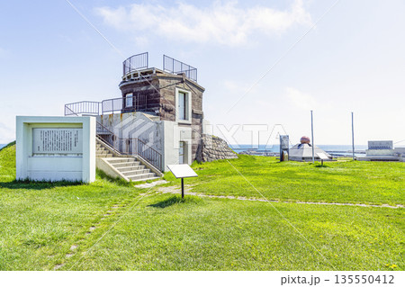 北海道稚内市宗谷岬 宗谷岬公園にある大岬旧海軍望楼と周辺の風景 北海道稚内市宗谷岬 宗谷岬公園にある大岬旧海軍望楼と周辺の風景 135550412
