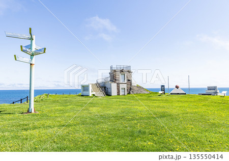 北海道稚内市宗谷岬 宗谷岬公園にある大岬旧海軍望楼と周辺の風景 北海道稚内市宗谷岬 宗谷岬公園にある大岬旧海軍望楼と周辺の風景 135550414