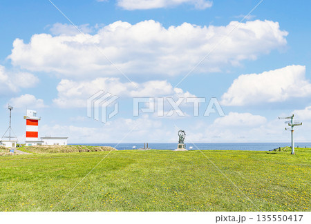 北海道稚内市宗谷岬 初夏の宗谷岬灯台と宗谷岬公園の風景 北海道稚内市宗谷岬 初夏の宗谷岬灯台と宗谷岬公園の風景 135550417