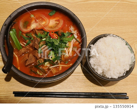 赤い湯に浮かぶ豆もやし ― Waterloo・ToyaTentoの麺料理と白ごはん 赤い湯に浮かぶ豆もやし ― Waterloo・ToyaTentoの麺料理と白ごはん 135550914