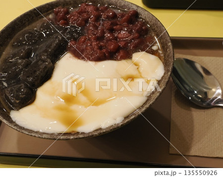 黒ごまと豆花の静寂 ― Waterloo・ToyaTentoの甘味皿 135550926