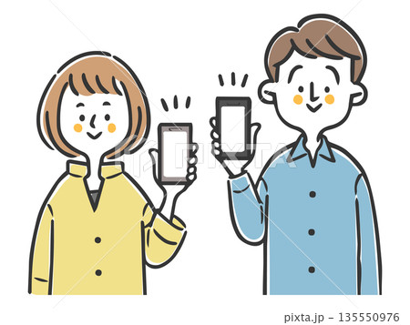 スマホの画面を見せる夫婦　上半身　ベクター 135550976