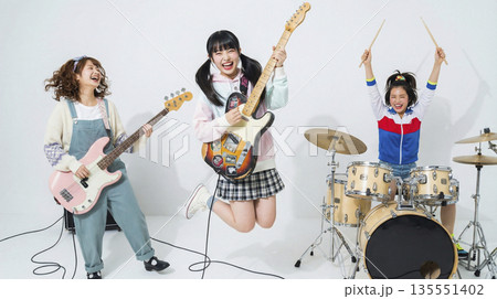 元気いっぱいにジャンプするガールズバンドのメンバーたち ポップなイメージ 元気いっぱいにジャンプするガールズバンドのメンバーたち ポップなイメージ 135551402