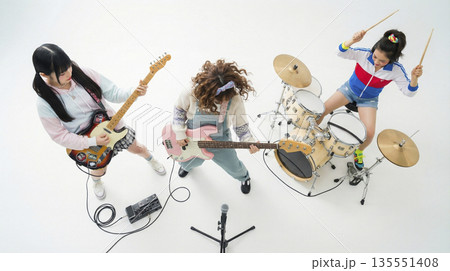 演奏するガールズバンドのメンバーたちを真上から撮影した俯瞰ショット 135551408