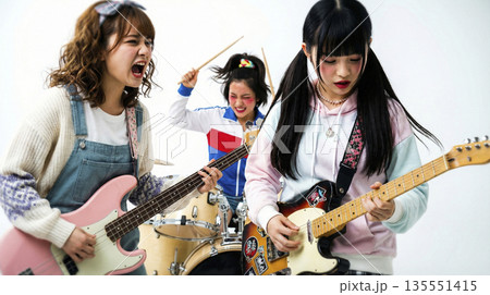 感情を爆発させて叫ぶガールズバンドのメンバーたち 激しいロックの演奏 135551415