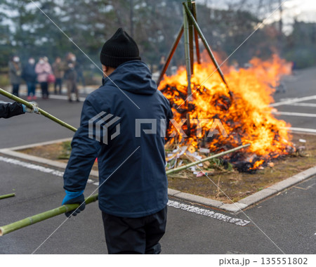正月の伝統行事　どんど焼き神事 135551802