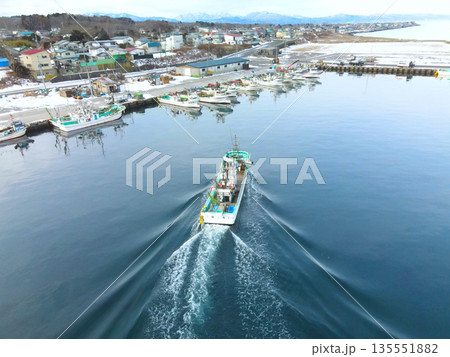 冬の北海道森町砂原漁港で出入港する漁船の風景を空撮 冬の北海道森町砂原漁港で出入港する漁船の風景を空撮 135551882