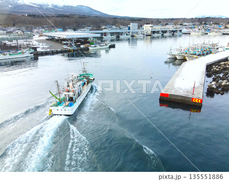 冬の北海道森町砂原漁港で出入港する漁船の風景を空撮 135551886