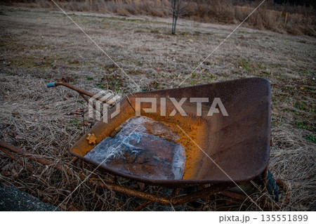 錆びついた手押し車 135551899