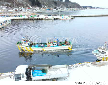 冬の北海道森町石倉漁港で入港する漁船の風景を空撮 冬の北海道森町石倉漁港で入港する漁船の風景を空撮 135552155