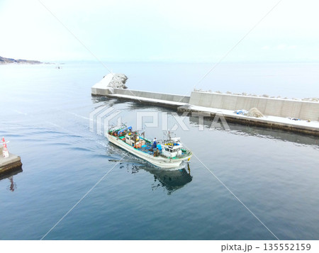 冬の北海道森町石倉漁港で入港する漁船の風景を空撮 135552159
