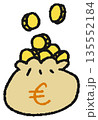 ユーロが入った現金袋の手描きイラスト 135552184