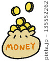 硬貨が入った袋の手描きイラスト 135552262