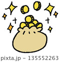 硬貨が入った袋の手描きイラスト 135552263