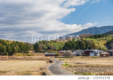 冬の明日香村 寒々とした田園風景 奈良県 冬の明日香村 寒々とした田園風景 奈良県 135552376
