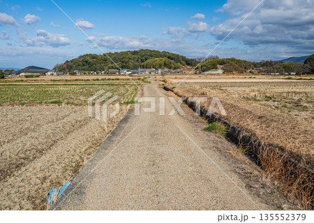 冬の明日香村　寒々とした田園風景　奈良県 135552379
