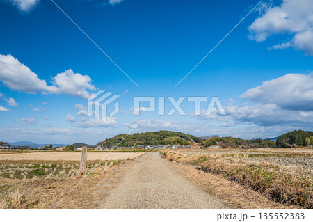 冬の明日香村 寒々とした田園風景 奈良県 冬の明日香村 寒々とした田園風景 奈良県 135552383