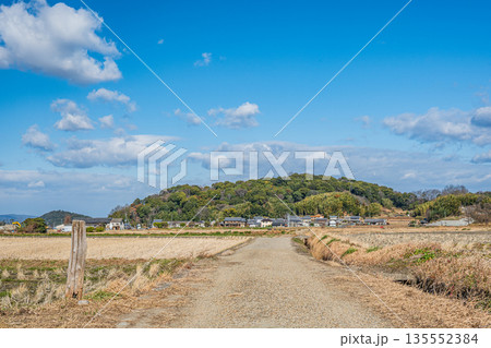 冬の明日香村 寒々とした田園風景 奈良県 冬の明日香村 寒々とした田園風景 奈良県 135552384