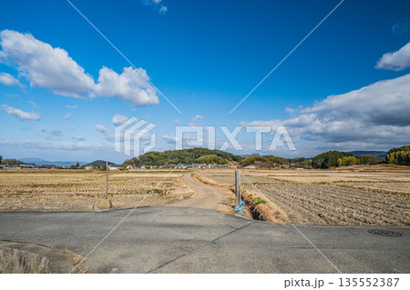 冬の明日香村　寒々とした田園風景　奈良県 135552387