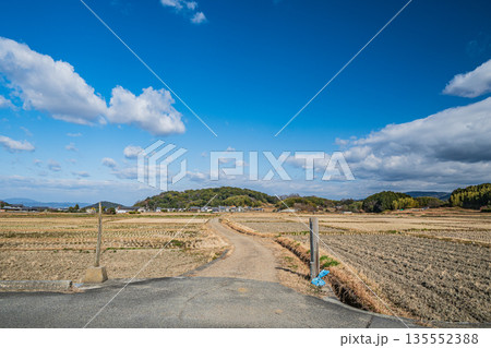 冬の明日香村 寒々とした田園風景 奈良県 冬の明日香村 寒々とした田園風景 奈良県 135552388